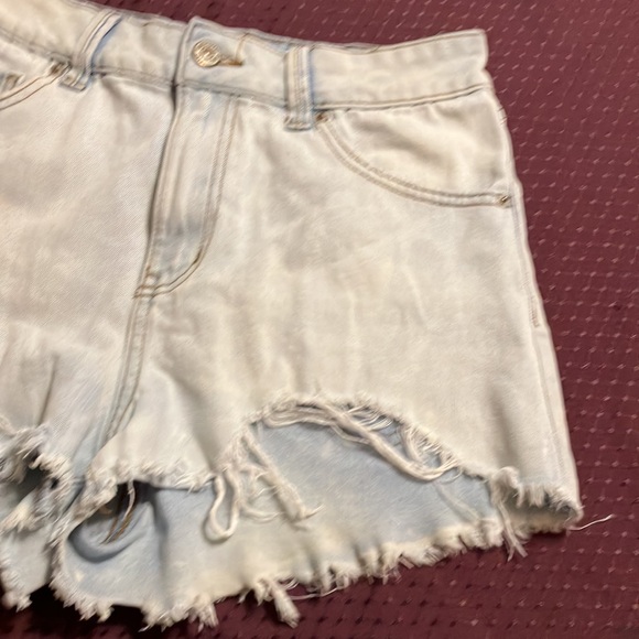 Jean shorts by Rewash size 5   Or 27. Preowned. Destressed, ripped - Picture 3 of 8